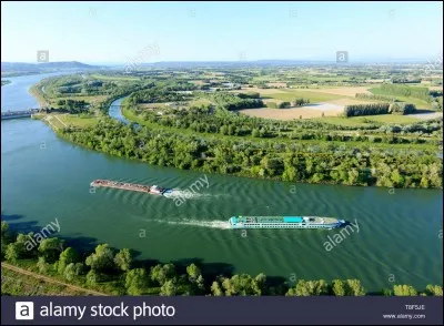 Dans quel département se situe Caderousse ?