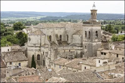 Dans quel département se situe Uzès ?