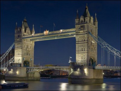 Dans quelle ville peut-on voir le célèbre Tower Bridge ?