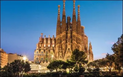 Dans quelle ville d'Espagne peut-on admirer la Sagrada Família ?
