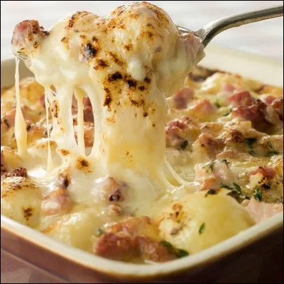 Lequel de ces ingrédients n'entre pas dans la composition d'une tartiflette traditionnelle ?