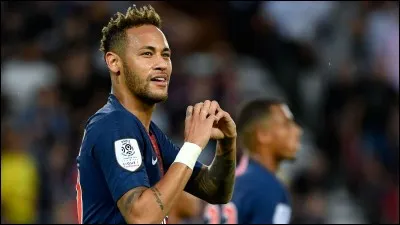 Que fait Neymar lorsqu'un adversaire lui touche la cheville ?