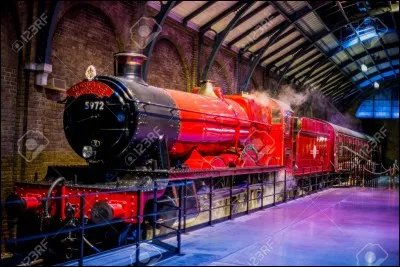 Comment se nomme le quai où passe le "Poudlard express" ?