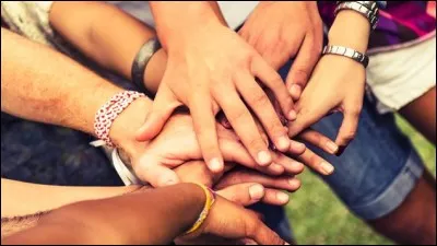 À quel temps le verbe "appartenir" est-il conjugué dans "appartenons" ?