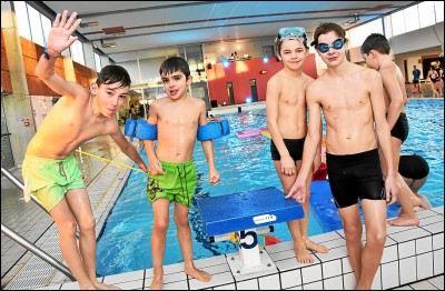 Complétez la phrase avec le verbe à l'imparfait de l'indicatif : "Les plus jeunes  dans la piscine" ?
