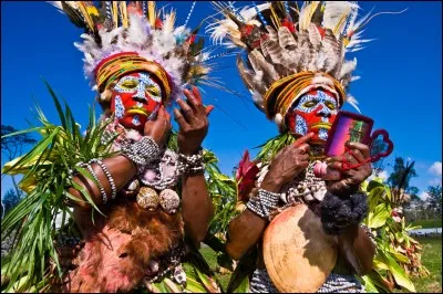 Les Papous de Nouvelle-Guinée vivent de l'élevage des porcs et de la culture de la patate douce. Mais que font-ils de leurs ancêtres décédés ?
