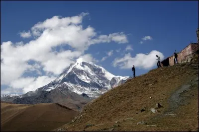 Pays : Géorgie 
Hauteur : 5 047 m
Massif : Chaîne de Khokh
Première ascension : 1868. Douglas William Freshfield
Quel est ce sommet ?
