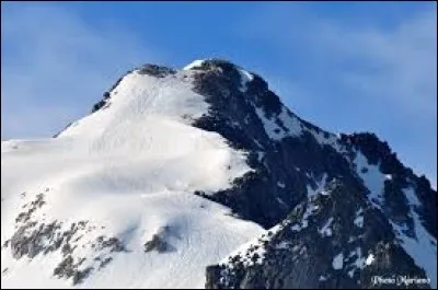 Pays : Espagne 
Hauteur : 3 404 m 
Massif : Massif de la Maladeta
Première ascension : 1842. Albert de Franqueville
Quel est ce sommet ?