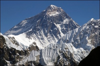 Pays : Népal et Chine 
Hauteur : 8 848 m
Massif : Mahalangur Himal 
Première ascension : En 1953. Edmund Hillary et Tensing Norgay
Quel est ce sommet ?