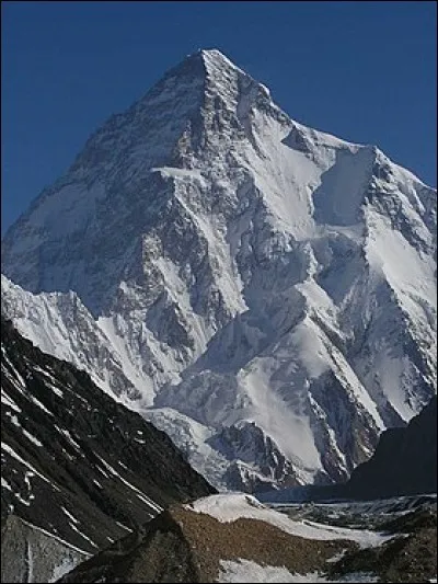 Pays : Chine et Pakistan 
Hauteur : 8 611 m 
Massif : Baltoro Muztagh
Première ascension : 1954. Achille Compagnoni et Lino Lacedelli
Quel est ce sommet ?