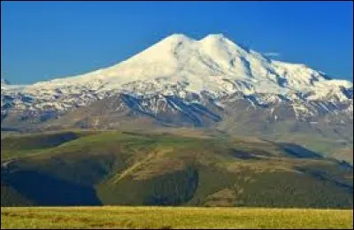 Pays : Russie 
Hauteur : 5 642 m 
Massif : Grand Caucase
Première ascension : 1829. Killar Khachirov 
Quel est ce sommet ?