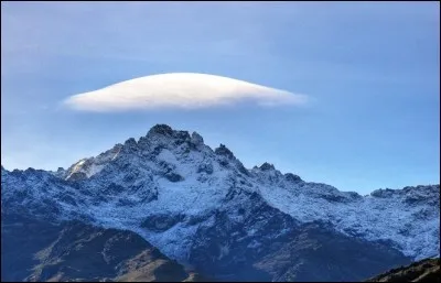 Pays : Venezuela 
Hauteur : 4 978 m 
Massif : Sierra Nevada de Mérida 
Première ascension : 1935. Domingo Peña
Quel est ce sommet ?