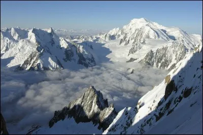 Pays : France 
Hauteur : 4 122 m 
Massif : Massif du Mont-Blanc 
Première ascension : 1865. Edward Whymper
Quel est ce sommet ?