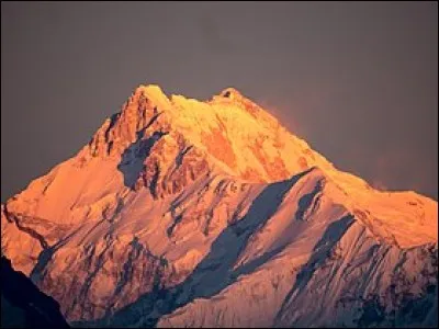 Pays : Népal et Inde 
Hauteur : 8 586 m
Massif : Himalaya
Première ascension : 1955. George Band et Joe Brown
Quel est ce sommet ?