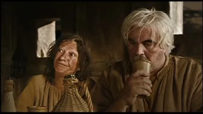 Avec qui la femme de Guethenoc confond-elle Arthur la première fois qu'elle le voit ?