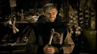 Sous les traits de quel autre personnage peut-on voir Elias lors d'un épisode ?