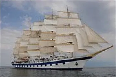 Ce beau vaisseau, un cinq-mâts, a été lancé à Gdansk en l'an 2000 : il fait partie des Star Clippers qui avancent ''qu'il s'agit du plus grand véritable voilier jamais construit'' avec ses 138 m. De facto, c'est l'unique cinq mâts et le plus grand voilier traditionnel naviguant présentement, la beauté en plus.
Trouvez le nom que porte fièrement ce beau vaisseau :