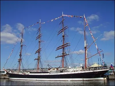 À 117,5 m, il est à la fois le plus grand navire-école au monde et le plus grand voilier russe. C'était auparavant un navire allemand, affecté aux voyages aux long-cours, construit en 1922 dans la région de Brême : il a été accordé à la Russie à titre de dommage de guerre.
Quel est le nom de ce vaisseau dont le port d'attache est maintenant Mourmansk ?