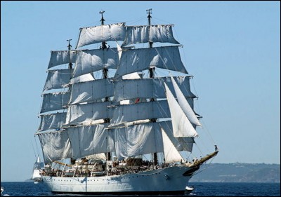 Avec ses 103 m de long, ce beau navire est l'un des plus grands voiliers du monde : cette frégate sert de navire-école à la marine argentine.
Quel est ce trois-mâts qui s'est arrêté à Boulogne-sur-Mer, en France, du 22 au 25 Juillet dernier (2019), lors de son 46ème voyage de formation ?