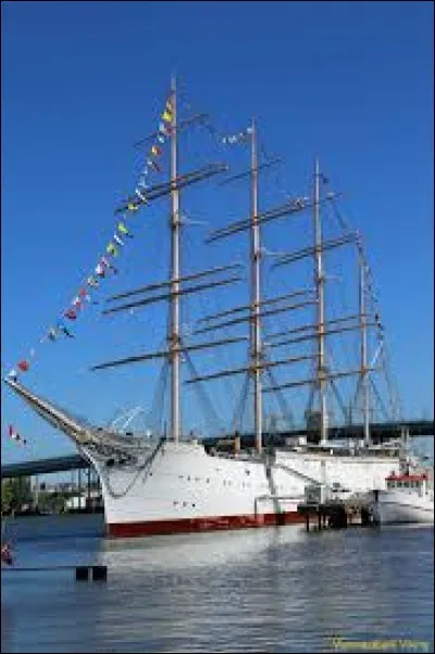 Un beau bateau, ce quatre-mâts, construit en 1906 à Copenhague. De grandes dimensions avec ses 118 m, avec ses 32 voiles dehors, cela donnait 15,5 noeuds (28,7 km/h). En 1909, il établit un record de 15,5 noeuds (28,7 km/h), en transportant une cargaison complète de blé australien et réalisant près de 600 km, en un jour.
Quel est ce bateau, sauvé par la Suède et qui sert d'attraction à Göteborg ?