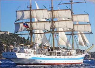 Bâti à Gdańsk en Pologne en 1989, ce navire russe à trois-mâts et coque d'acier, est aussi, avec plus de 109 m, l'un des plus longs. Utilisé comme navire-école, il participe aux ''Tall Ships' Races'' et a gagné en 1992, celle organisée pour les 500 ans de la découverte de l'Amérique.
Quel est le nom de ce navire qui peut signifier le mot paix ?