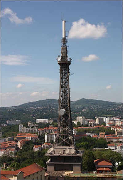 En quelle année la tour métallique de Fourvière a-t-elle été achevée ?
