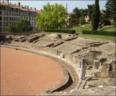 En quelle année l'amphithéâtre des Trois Gaules a-t-il été construit dans le 1er arrondissement de Lyon ?