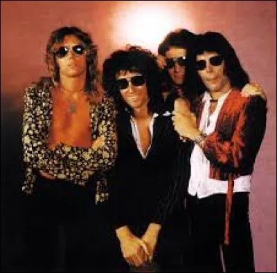 Quel est le nom du premier album de Queen ?