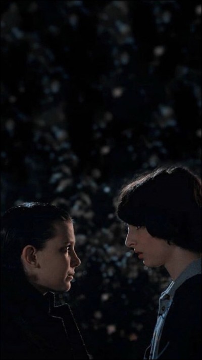 Où s'embrassent Mike et Eleven pour la première fois ?