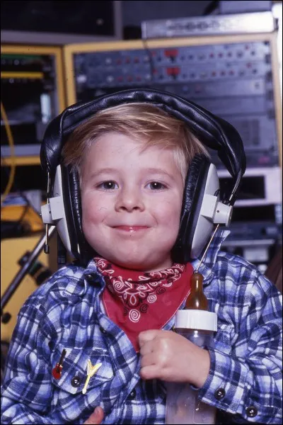 Quel était le prénom de ce petit garçon de 4 ans connu pour avoir interprété "Dur dur d'être un bébé" ?