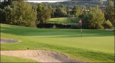 Combien un parcours de golf comporte-t-il de trous généralement ?