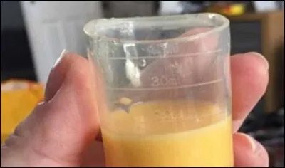 Quel est le nom du liquide jaunâtre secrété par les glandes mammaires après l'accouchement ?