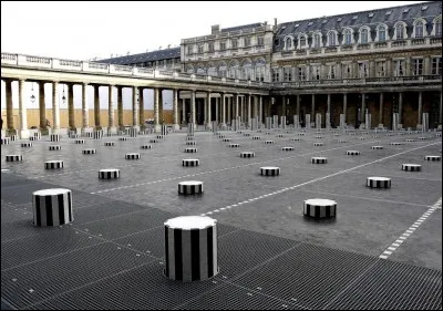 Quel est le nom de cette oeuvre de Buren composée de 260 éléments en marbre noir et blanc?