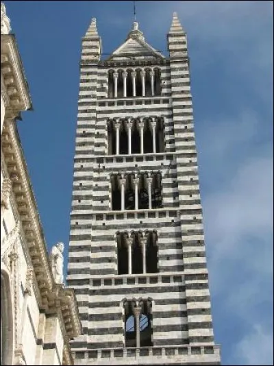 Dans quelle ville trouve-t-on ce campanile en marbre noir et blanc ?
