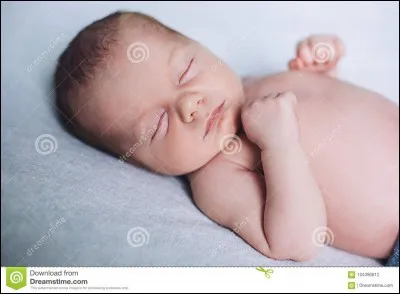 Ce bébé, qu'est-il en train de faire ?