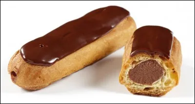 Les éclairs sont garnis avec de la crème mousseline.