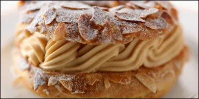 Le Paris-Brest est garni avec de la crème mousseline.