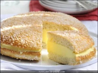 La tropézienne est garnie avec de la crème diplomate.