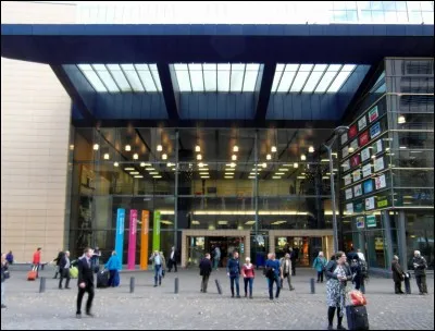 Quelle gare ferroviaire de Bruxelles fut achevée en 1869 ?