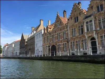 Quelle ville de Belgique est surnommée "la Venise du Nord" ?