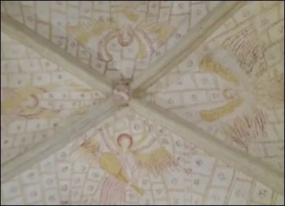 Dans quelle église du Loiret peut-on voir ces fresques sur la voûte ?