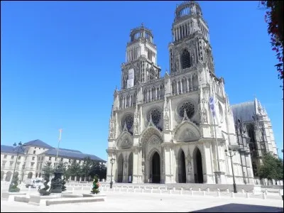 Quel était le point commun entre la cathédrale Notre-Dame de Paris et la cathédrale Sainte-Croix d'Orléans ?