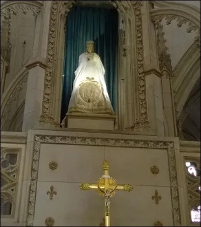 Combien y a-t-il de sanctuaires dédiés à Marie dans le Loiret ?