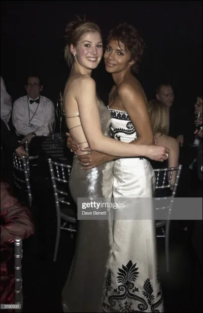 Dans quel film, Halle Berry, Madonna et Rosamund Pike sont-elles des James Bond girls ?