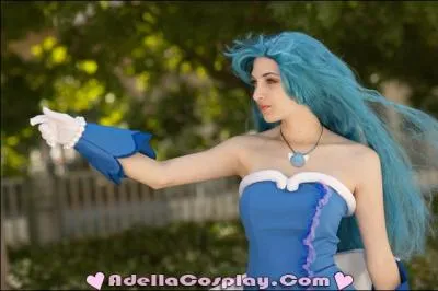 Cette fille est le cosplay de : (regardez les tenues !!!!)