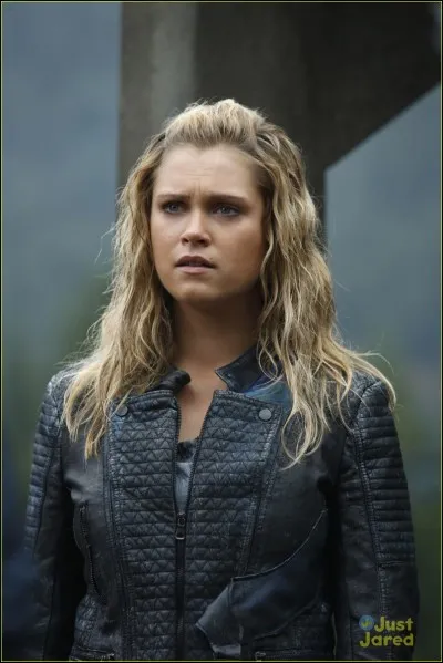 Comment se nomme l'actrice qui interprète Clarke Griffin ?