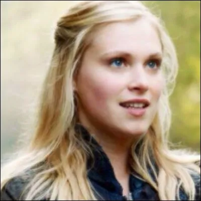 De qui Clarke est-elle amoureuse dans la saison 3 ?