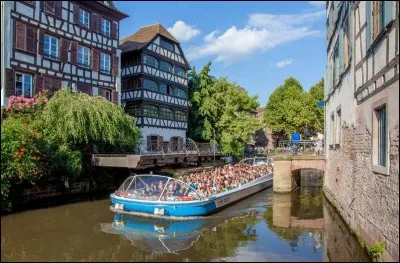 La ville de Strasbourg est la préfecture du département du Haut-Rhin (68).