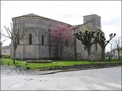 Nous sommes en Nouvelle-Aquitaine devant l'église romane de Rioux. Commune de l'arrondissement de Saintes, elle se situe dans le département ...