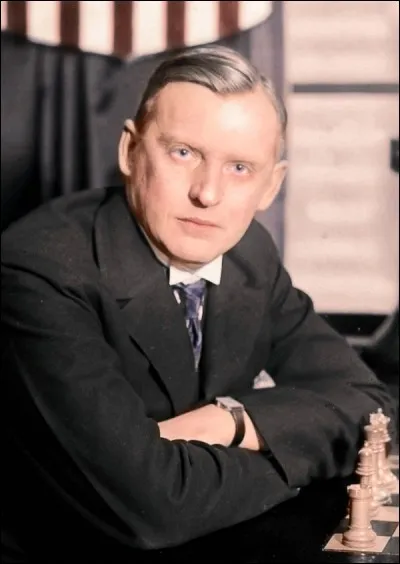 Cette personne est Alexander Alekhine, un joueur d'échecs.